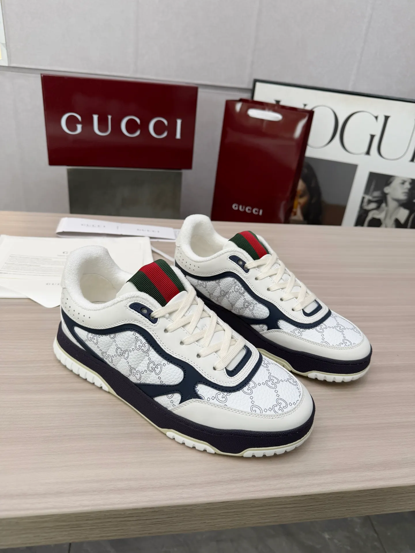 [G Home] P: 600💰 Couple size: Female 35-40. Male 39-44 (45 custom-made) 🆕2025.GUCC Gucci original order quality The latest popular high and low top aged couple sneakers series shipped original purchase development and production, this high and low top sneakers adopt a basketball-style silhouette design, cleverly integrated with hollow panels and distressed effects, showing unique ingenuity. The ingenuity incorporates brand logo details such as interlocking Double G styling accessories and Gucci lettering, a low-key tribute to the brand's design heritage. Exquisite packaging at the delivery counter 🛍📦 ▪️ Fabric: Original customized imported first-layer cowhide ▪️ Inner lining: Imported first-layer cowhide ▪️ Sole: Original molded two-color TPU sole ▪️ Sole thickness: 3cm
